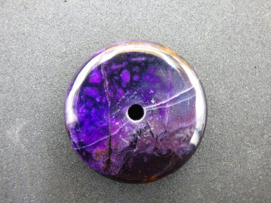 Sugilith & Richterit Bustamit Schutz Donut Edelstein Kristall Heilstein Rarität Selten Sammler Sugilit rot blau lila Anhänger rund Geschenk - Art of Nature Berlin