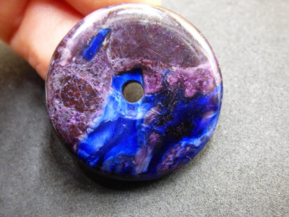 Sugilith & Richterit Bustamit Schutz Donut Edelstein Kristall Heilstein Rarität Selten Sammler Sugilit rot blau lila Anhänger rund Geschenk - Art of Nature Berlin