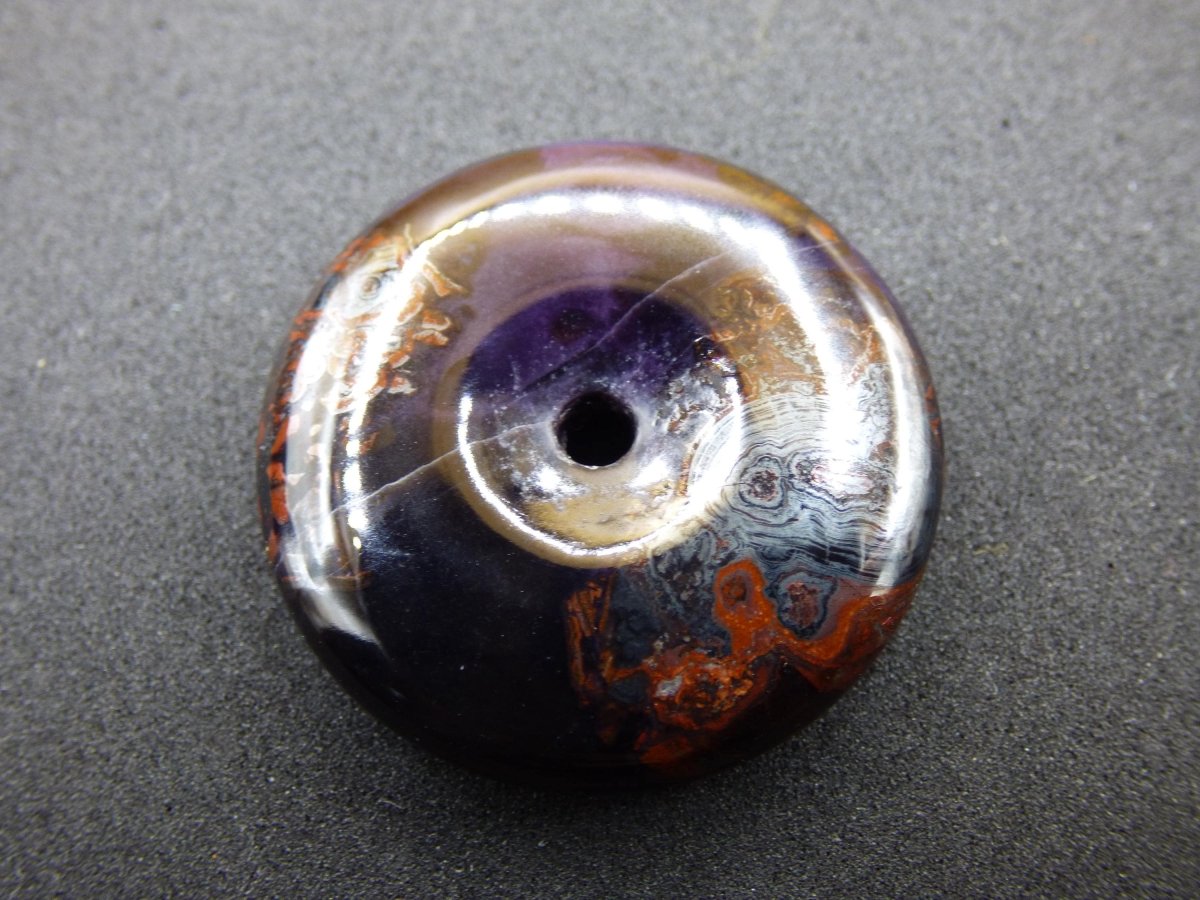 Sugilith & Richterit Bustamit Schutz Donut Edelstein Kristall Heilstein Rarität Selten Sammler Sugilit rot blau lila Anhänger rund Geschenk - Art of Nature Berlin