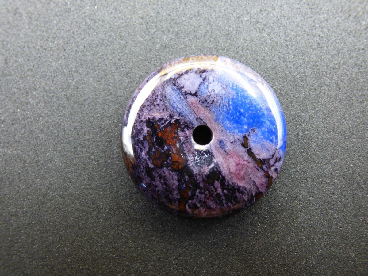 Sugilith & Richterit Bustamit Schutz Donut Edelstein Kristall Heilstein Rarität Selten Sammler Sugilit rot blau lila Anhänger rund Geschenk - Art of Nature Berlin
