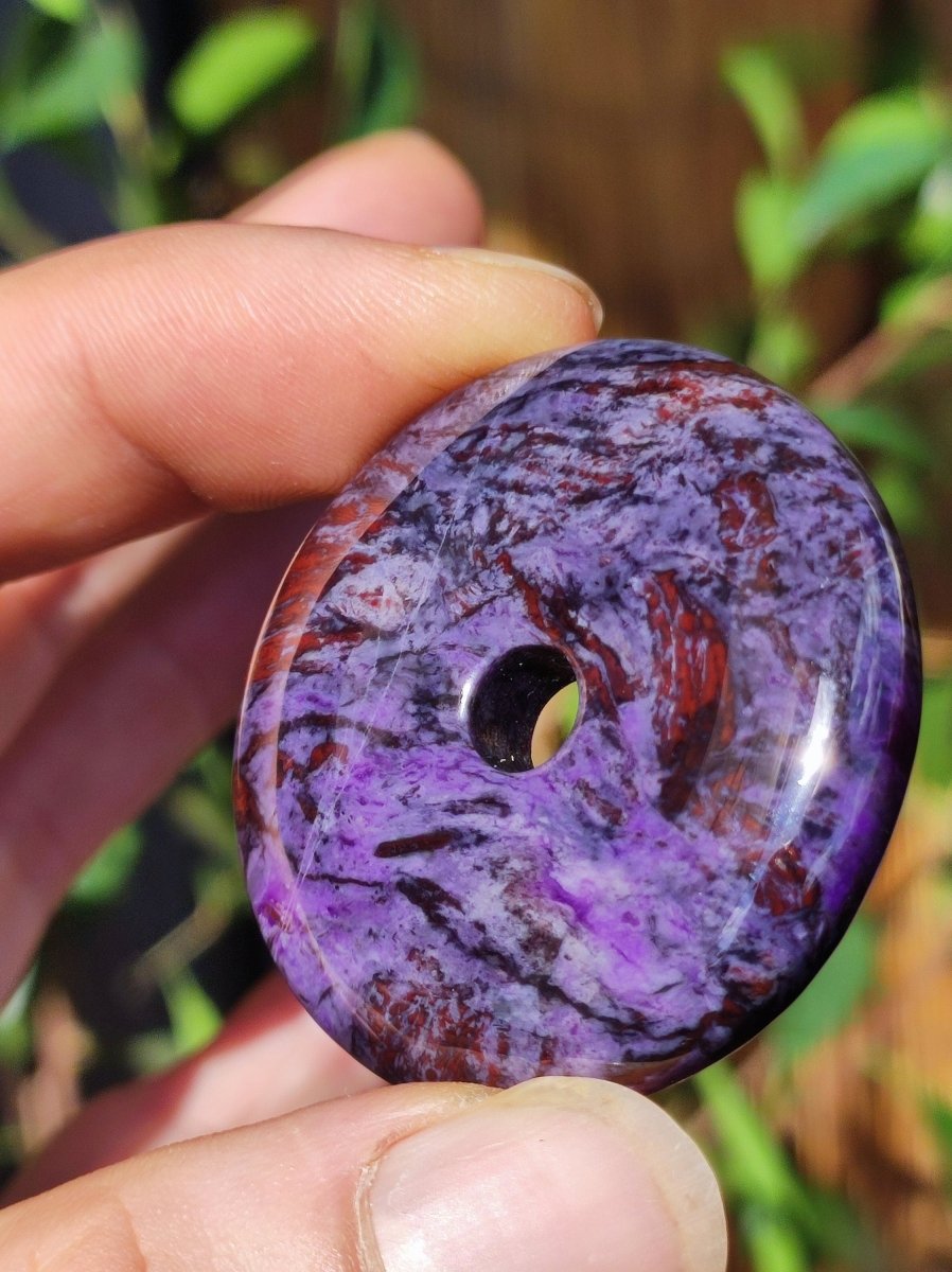 Sugilith & Richterit Bustamit Schutz Donut Edelstein Kristall Heilstein Rarität Selten Sammler Sugilit rot blau lila Anhänger rund Geschenk - Art of Nature Berlin