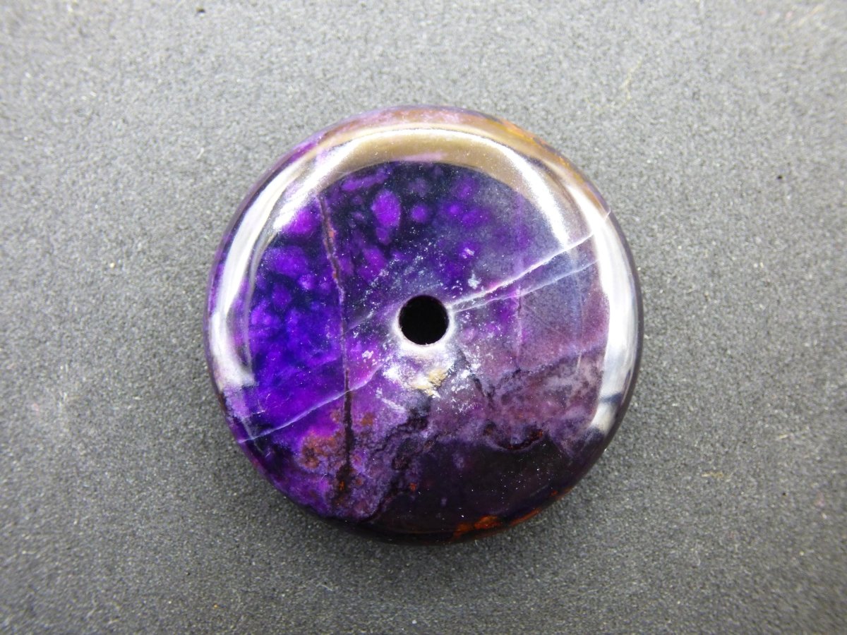 Sugilith & Richterit Bustamit Schutz Donut Edelstein Kristall Heilstein Rarität Selten Sammler Sugilit rot blau lila Anhänger rund Geschenk - Art of Nature Berlin