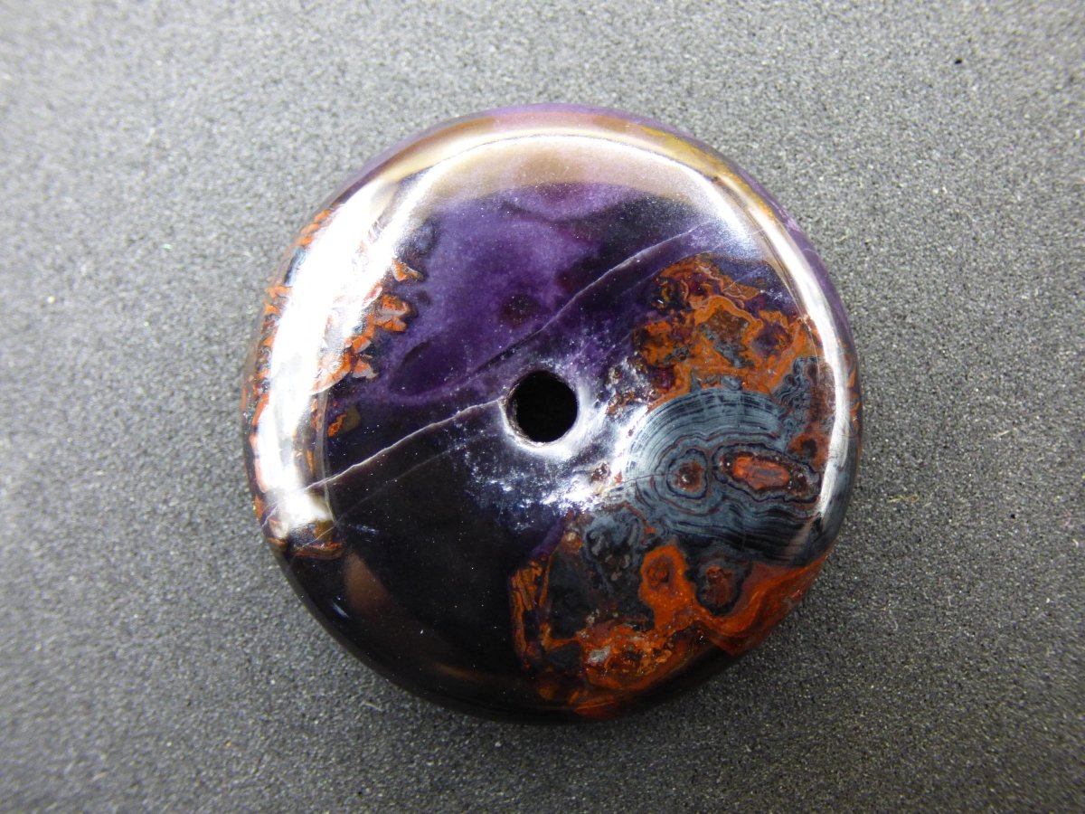 Sugilith & Richterit Bustamit Schutz Donut Edelstein Kristall Heilstein Rarität Selten Sammler Sugilit rot blau lila Anhänger rund Geschenk - Art of Nature Berlin