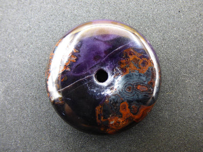 Sugilith & Richterit Bustamit Schutz Donut Edelstein Kristall Heilstein Rarität Selten Sammler Sugilit rot blau lila Anhänger rund Geschenk - Art of Nature Berlin