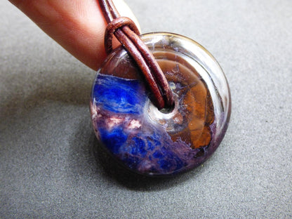 Sugilith & Richterit Bustamit Schutz Donut Edelstein Kristall Heilstein Rarität Selten Sammler Sugilit rot blau lila Anhänger rund Geschenk - Art of Nature Berlin