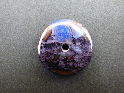 Sugilith & Richterit Bustamit Schutz Donut Edelstein Kristall Heilstein Rarität Selten Sammler Sugilit rot blau lila Anhänger rund Geschenk - Art of Nature Berlin