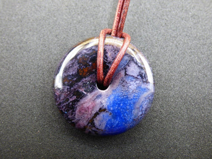 Sugilith & Richterit Bustamit Schutz Donut Edelstein Kristall Heilstein Rarität Selten Sammler Sugilit rot blau lila Anhänger rund Geschenk - Art of Nature Berlin