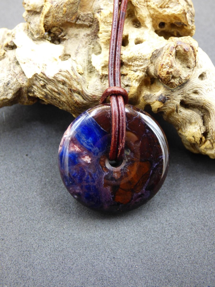 Sugilith & Richterit Bustamit Schutz Donut Edelstein Kristall Heilstein Rarität Selten Sammler Sugilit rot blau lila Anhänger rund Geschenk - Art of Nature Berlin