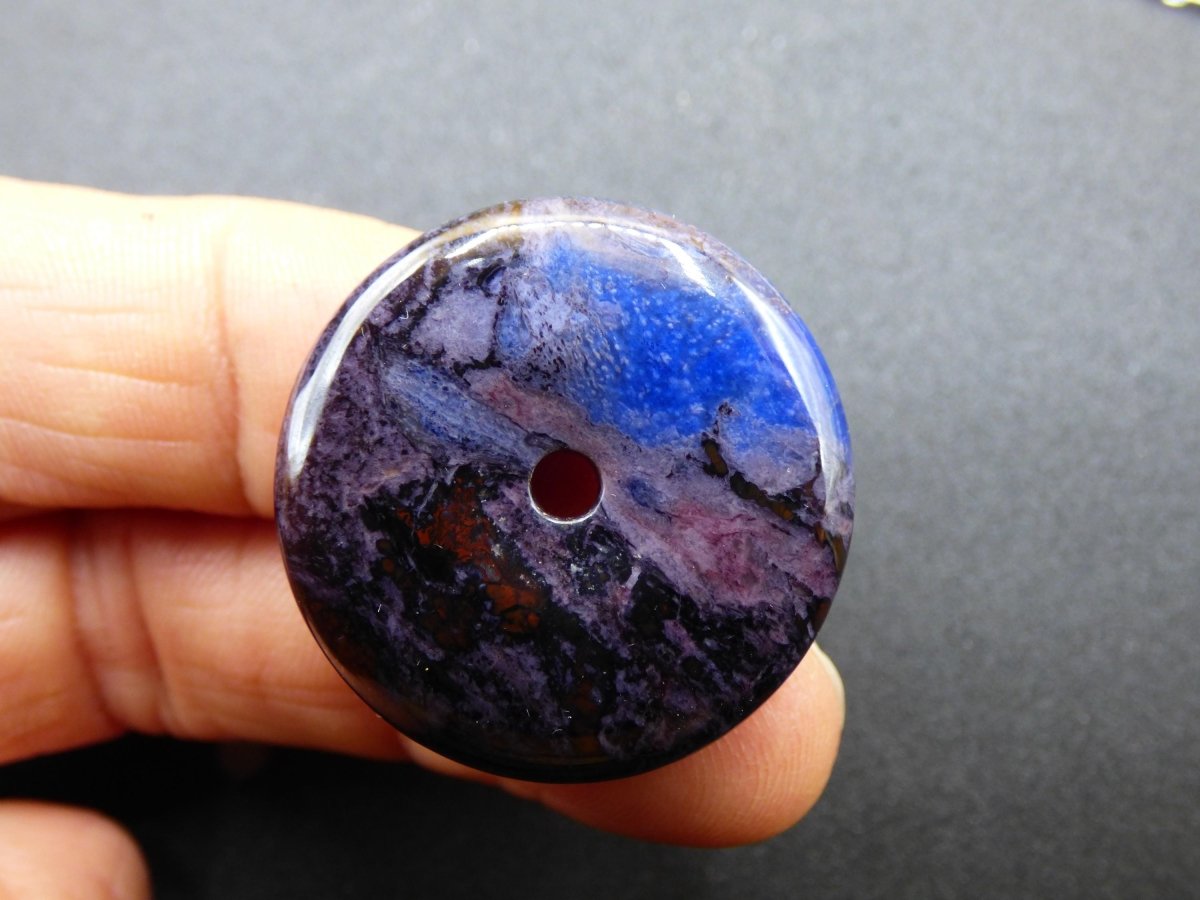 Sugilith & Richterit Bustamit Schutz Donut Edelstein Kristall Heilstein Rarität Selten Sammler Sugilit rot blau lila Anhänger rund Geschenk - Art of Nature Berlin