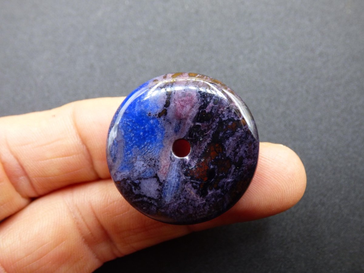 Sugilith & Richterit Bustamit Schutz Donut Edelstein Kristall Heilstein Rarität Selten Sammler Sugilit rot blau lila Anhänger rund Geschenk - Art of Nature Berlin