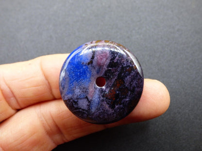 Sugilith & Richterit Bustamit Schutz Donut Edelstein Kristall Heilstein Rarität Selten Sammler Sugilit rot blau lila Anhänger rund Geschenk - Art of Nature Berlin