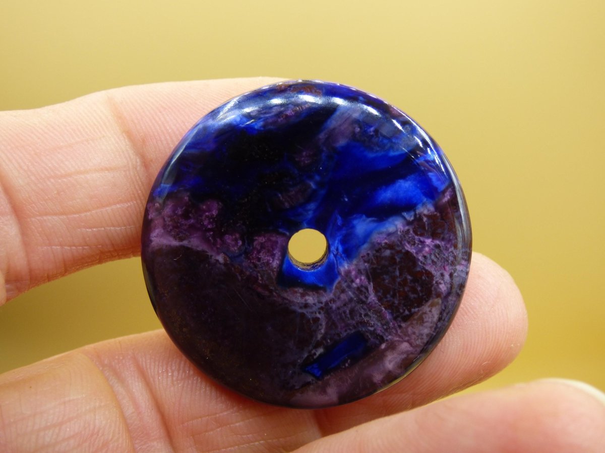 Sugilith & Richterit Bustamit Schutz Donut Edelstein Kristall Heilstein Rarität Selten Sammler Sugilit rot blau lila Anhänger rund Geschenk - Art of Nature Berlin