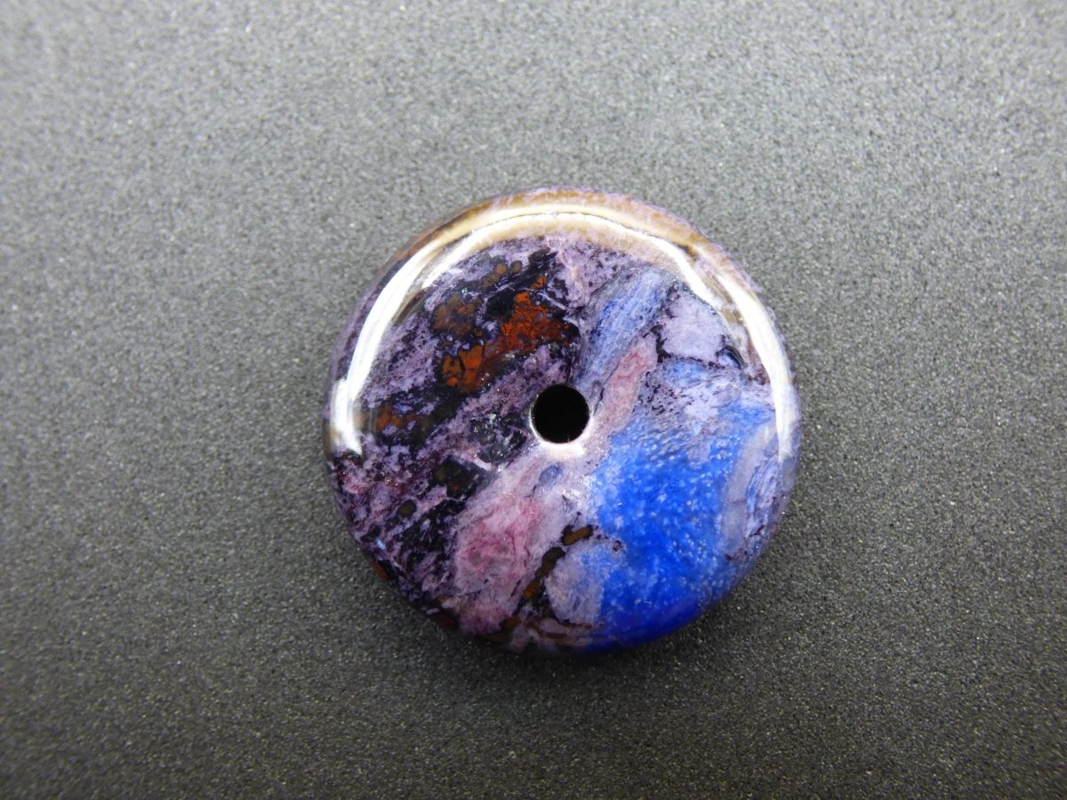 Sugilith & Richterit Bustamit Schutz Donut Edelstein Kristall Heilstein Rarität Selten Sammler Sugilit rot blau lila Anhänger rund Geschenk - Art of Nature Berlin