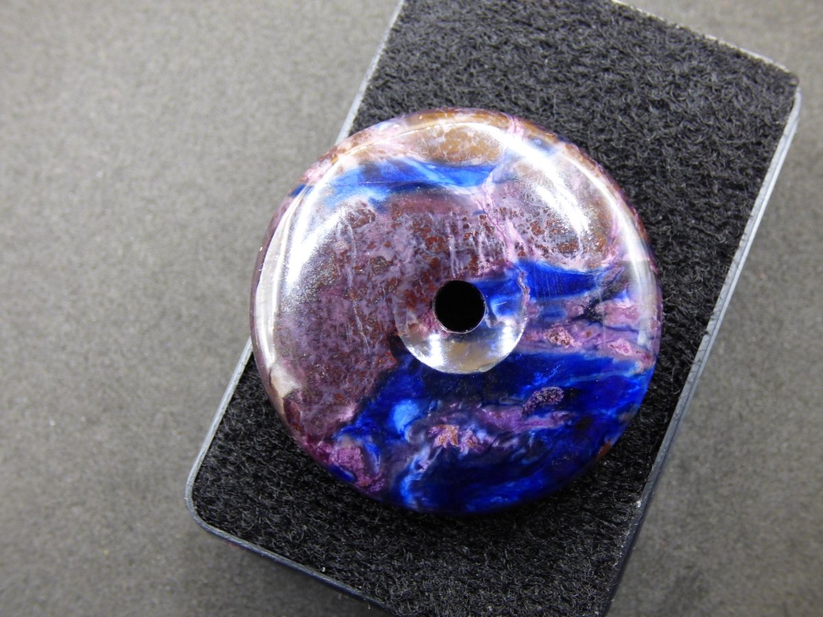 Sugilith & Richterit Bustamit Schutz Donut Edelstein Kristall Heilstein Rarität Selten Sammler Sugilit rot blau lila Anhänger rund Geschenk - Art of Nature Berlin