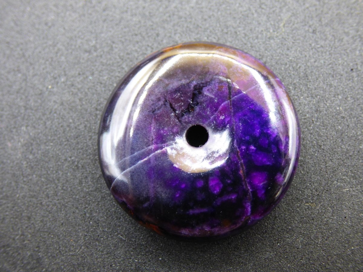 Sugilith & Richterit Bustamit Schutz Donut Edelstein Kristall Heilstein Rarität Selten Sammler Sugilit rot blau lila Anhänger rund Geschenk - Art of Nature Berlin