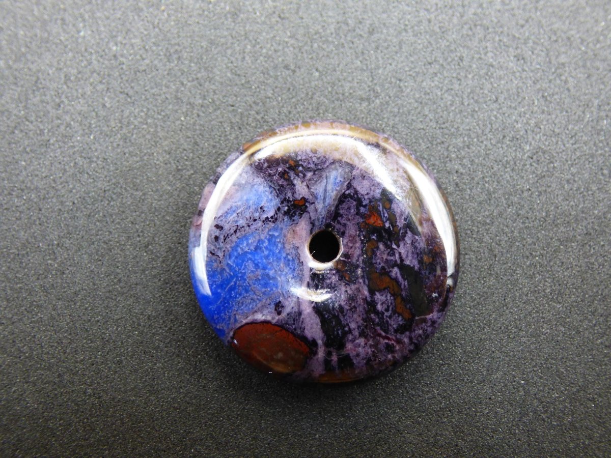 Sugilith & Richterit Bustamit Schutz Donut Edelstein Kristall Heilstein Rarität Selten Sammler Sugilit rot blau lila Anhänger rund Geschenk - Art of Nature Berlin