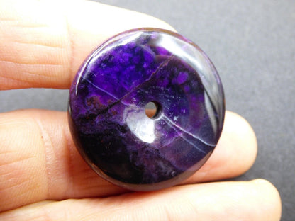 Sugilith & Richterit Bustamit Schutz Donut Edelstein Kristall Heilstein Rarität Selten Sammler Sugilit rot blau lila Anhänger rund Geschenk - Art of Nature Berlin