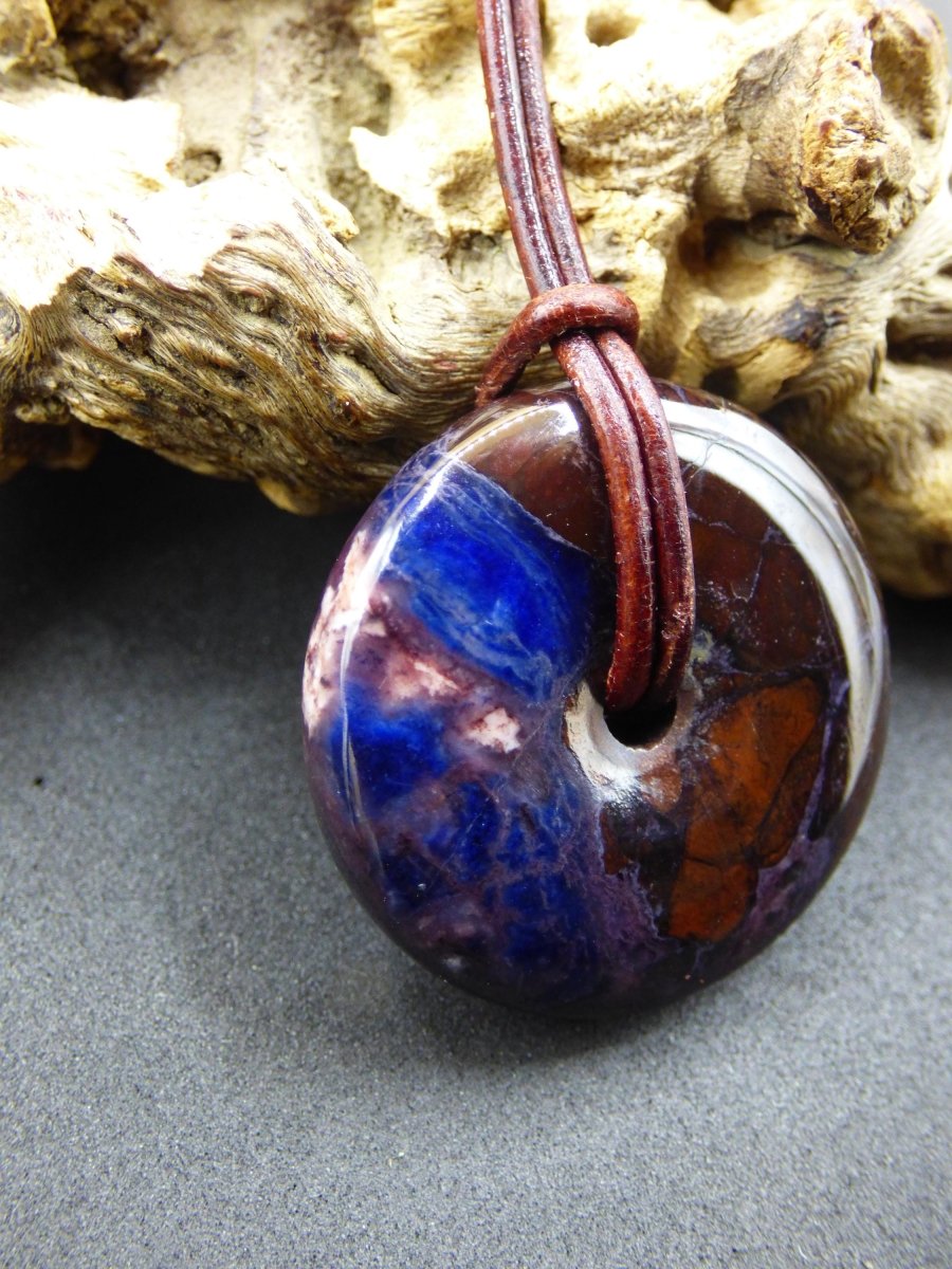 Sugilith & Richterit Bustamit Schutz Donut Edelstein Kristall Heilstein Rarität Selten Sammler Sugilit rot blau lila Anhänger rund Geschenk - Art of Nature Berlin