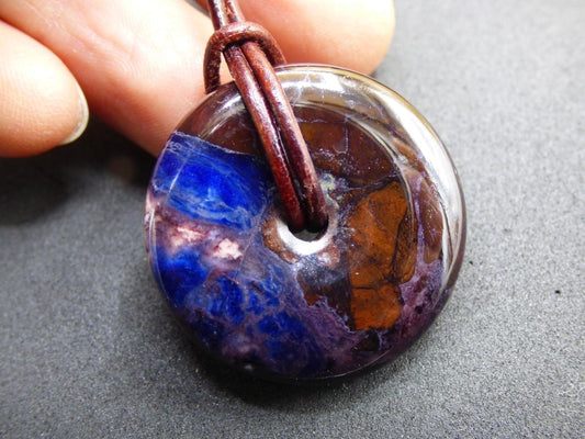 Sugilith & Richterit Bustamit Schutz Donut Edelstein Kristall Heilstein Rarität Selten Sammler Sugilit rot blau lila Anhänger rund Geschenk - Art of Nature Berlin