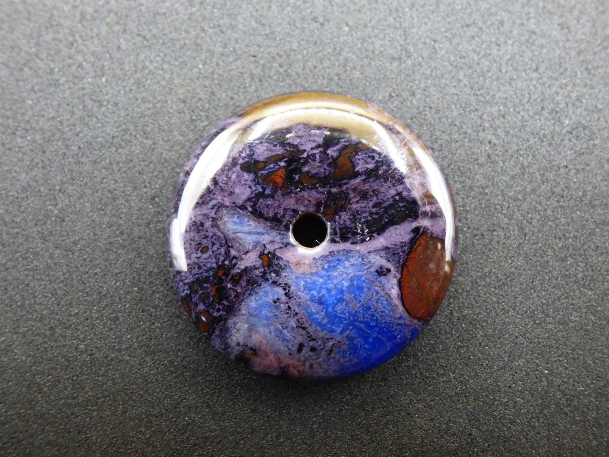 Sugilith & Richterit Bustamit Schutz Donut Edelstein Kristall Heilstein Rarität Selten Sammler Sugilit rot blau lila Anhänger rund Geschenk - Art of Nature Berlin