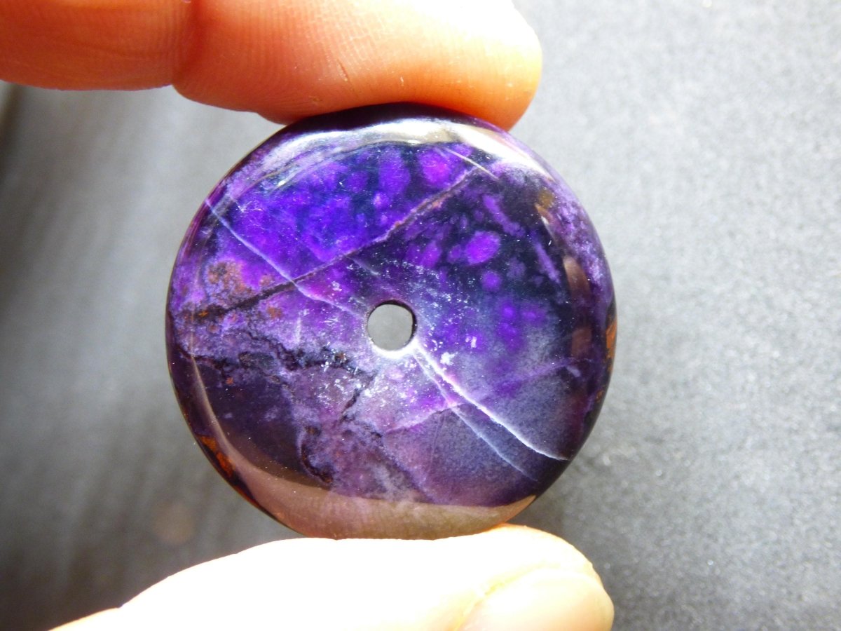 Sugilith & Richterit Bustamit Schutz Donut Edelstein Kristall Heilstein Rarität Selten Sammler Sugilit rot blau lila Anhänger rund Geschenk - Art of Nature Berlin