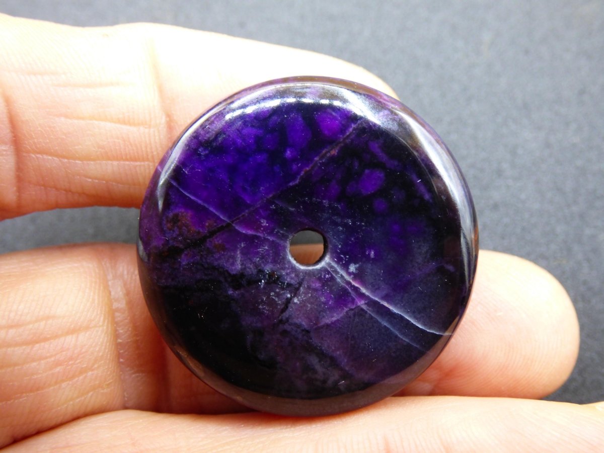 Sugilith & Richterit Bustamit Schutz Donut Edelstein Kristall Heilstein Rarität Selten Sammler Sugilit rot blau lila Anhänger rund Geschenk - Art of Nature Berlin