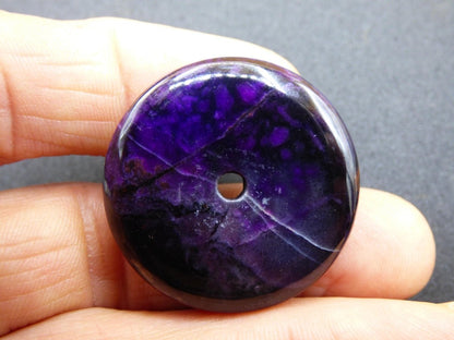 Sugilith & Richterit Bustamit Schutz Donut Edelstein Kristall Heilstein Rarität Selten Sammler Sugilit rot blau lila Anhänger rund Geschenk - Art of Nature Berlin