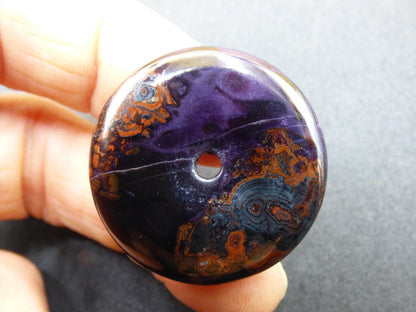 Sugilith & Richterit Bustamit Schutz Donut Edelstein Kristall Heilstein Rarität Selten Sammler Sugilit rot blau lila Anhänger rund Geschenk - Art of Nature Berlin