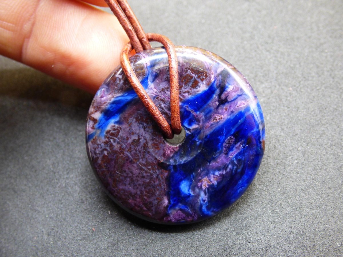 Sugilith & Richterit Bustamit Schutz Donut Edelstein Kristall Heilstein Rarität Selten Sammler Sugilit rot blau lila Anhänger rund Geschenk - Art of Nature Berlin