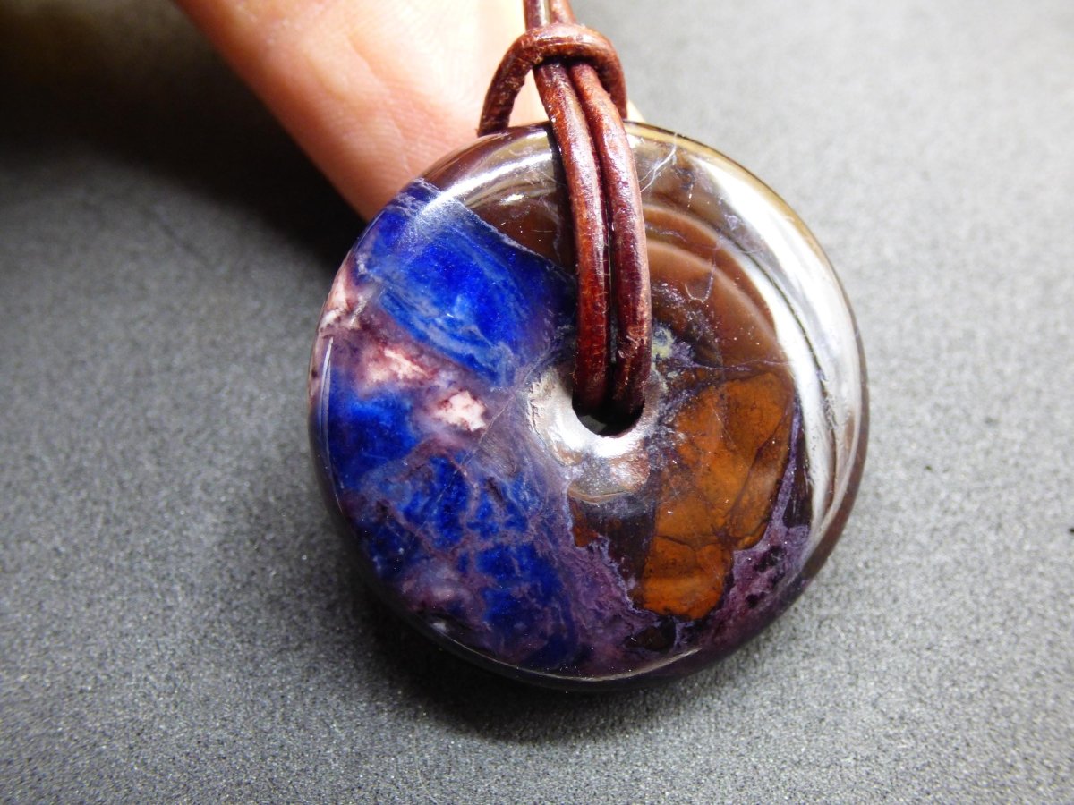 Sugilith & Richterit Bustamit Schutz Donut Edelstein Kristall Heilstein Rarität Selten Sammler Sugilit rot blau lila Anhänger rund Geschenk - Art of Nature Berlin