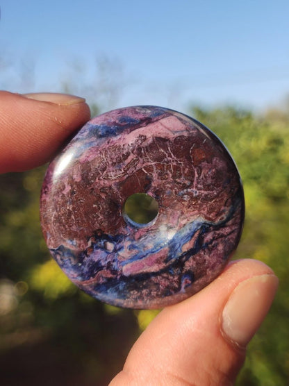 Sugilith & Richterit Bustamit Schutz Donut Edelstein Kristall Heilstein Rarität Selten Sammler Sugilit rot blau lila Anhänger rund Geschenk - Art of Nature Berlin