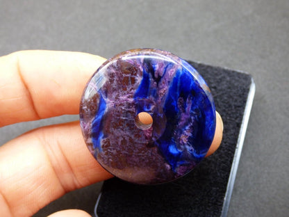 Sugilith & Richterit Bustamit Schutz Donut Edelstein Kristall Heilstein Rarität Selten Sammler Sugilit rot blau lila Anhänger rund Geschenk - Art of Nature Berlin