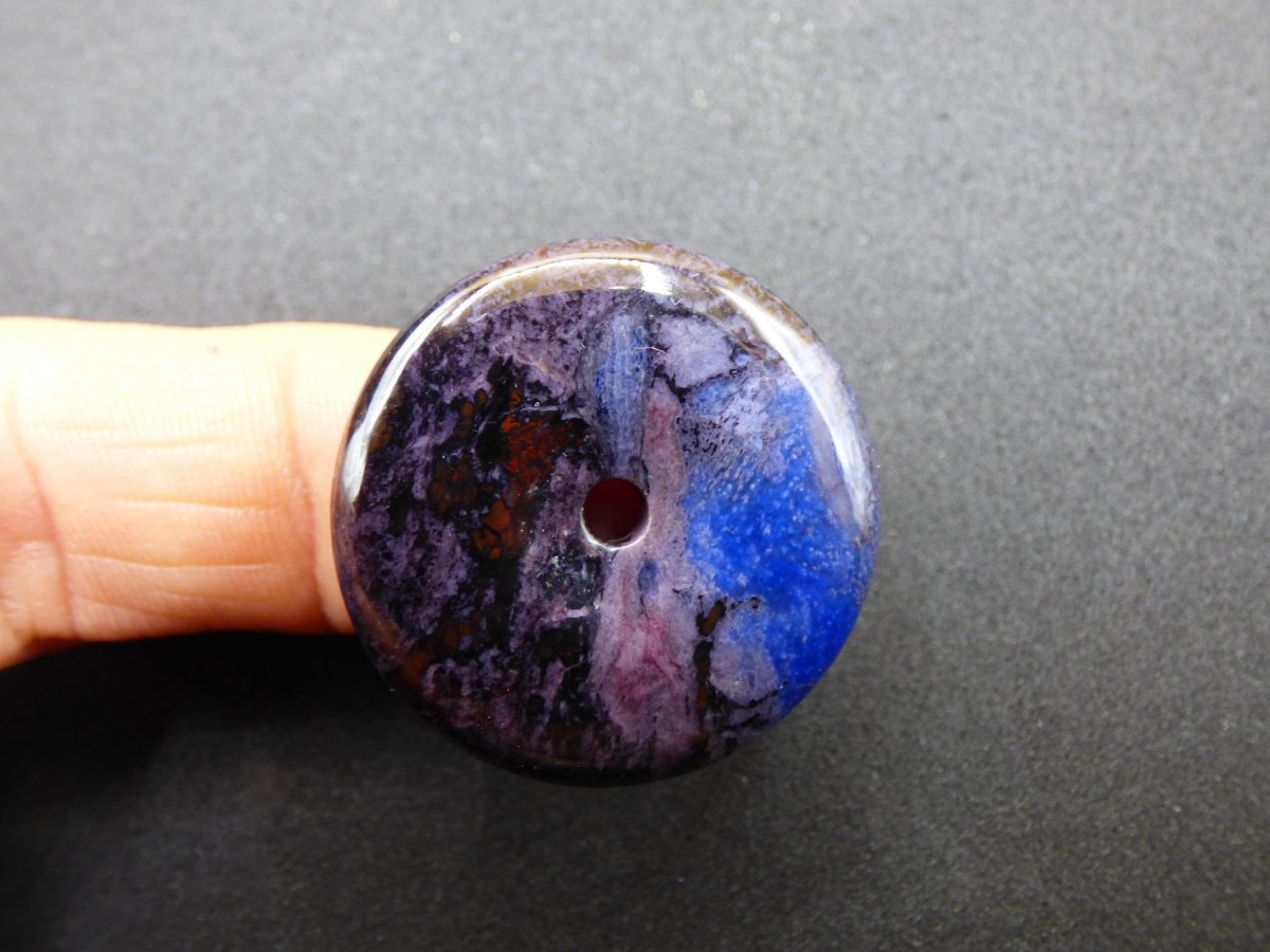 Sugilith & Richterit Bustamit Schutz Donut Edelstein Kristall Heilstein Rarität Selten Sammler Sugilit rot blau lila Anhänger rund Geschenk - Art of Nature Berlin