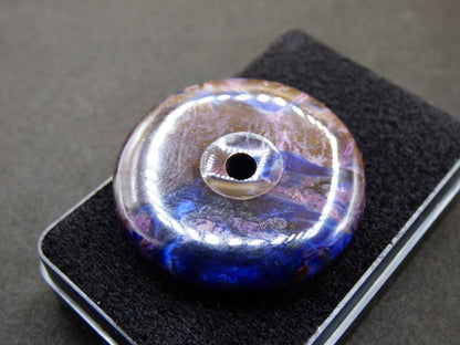 Sugilith & Richterit Bustamit Schutz Donut Edelstein Kristall Heilstein Rarität Selten Sammler Sugilit rot blau lila Anhänger rund Geschenk - Art of Nature Berlin