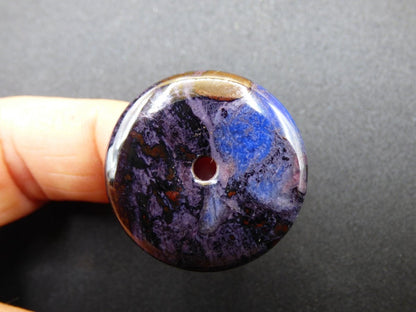 Sugilith & Richterit Bustamit Schutz Donut Edelstein Kristall Heilstein Rarität Selten Sammler Sugilit rot blau lila Anhänger rund Geschenk - Art of Nature Berlin