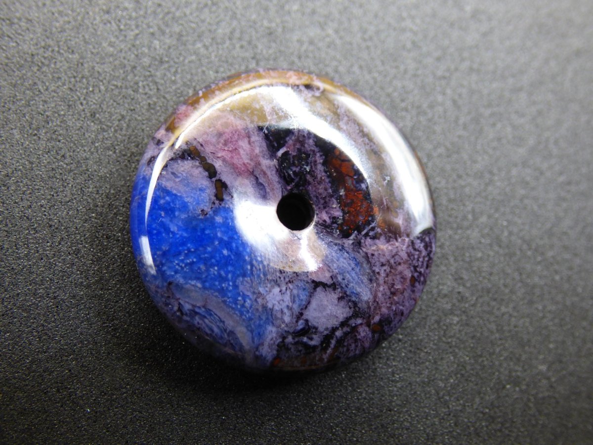 Sugilith & Richterit Bustamit Schutz Donut Edelstein Kristall Heilstein Rarität Selten Sammler Sugilit rot blau lila Anhänger rund Geschenk - Art of Nature Berlin