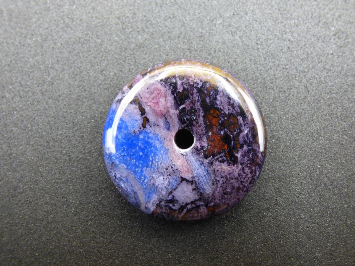 Sugilith & Richterit Bustamit Schutz Donut Edelstein Kristall Heilstein Rarität Selten Sammler Sugilit rot blau lila Anhänger rund Geschenk - Art of Nature Berlin