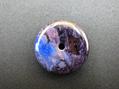 Sugilith & Richterit Bustamit Schutz Donut Edelstein Kristall Heilstein Rarität Selten Sammler Sugilit rot blau lila Anhänger rund Geschenk - Art of Nature Berlin