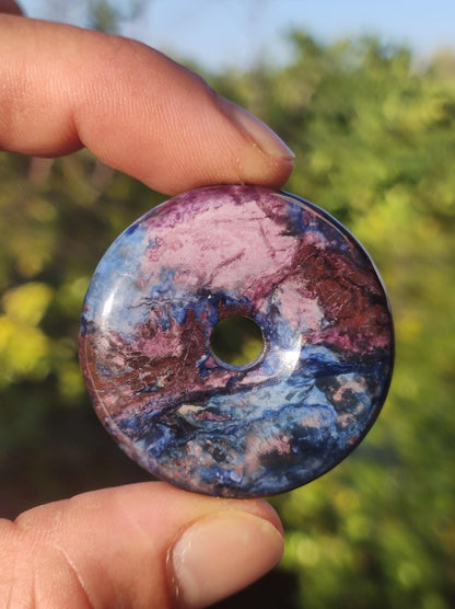 Sugilith & Richterit Bustamit Schutz Donut Edelstein Kristall Heilstein Rarität Selten Sammler Sugilit rot blau lila Anhänger rund Geschenk - Art of Nature Berlin