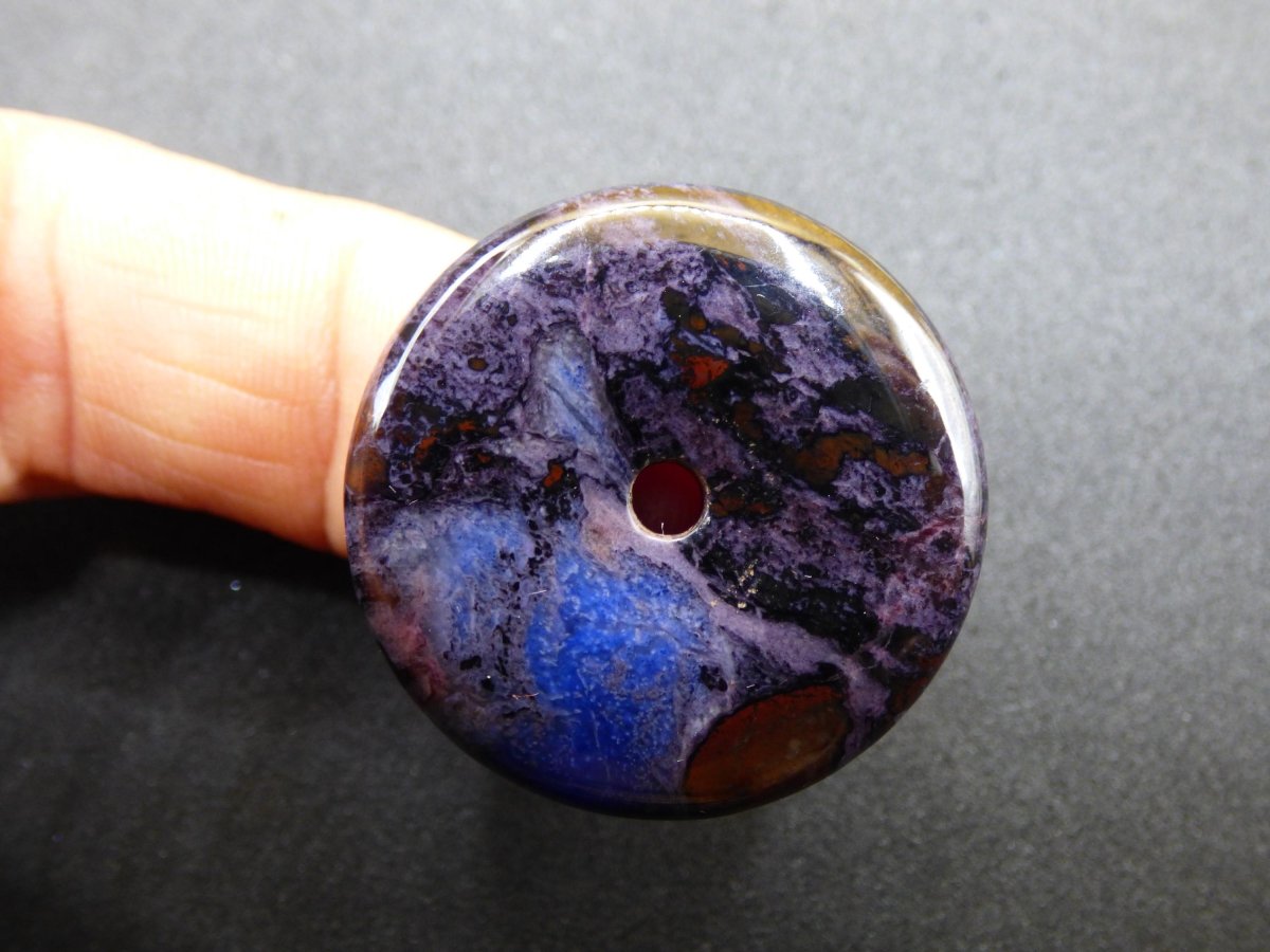 Sugilith & Richterit Bustamit Schutz Donut Edelstein Kristall Heilstein Rarität Selten Sammler Sugilit rot blau lila Anhänger rund Geschenk - Art of Nature Berlin