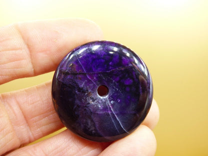 Sugilith & Richterit Bustamit Schutz Donut Edelstein Kristall Heilstein Rarität Selten Sammler Sugilit rot blau lila Anhänger rund Geschenk - Art of Nature Berlin