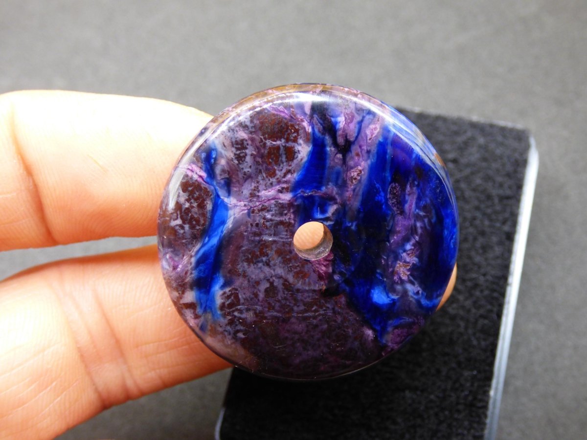 Sugilith & Richterit Bustamit Schutz Donut Edelstein Kristall Heilstein Rarität Selten Sammler Sugilit rot blau lila Anhänger rund Geschenk - Art of Nature Berlin