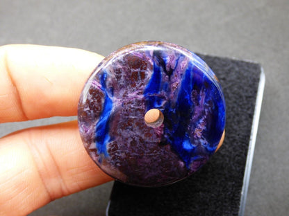 Sugilith & Richterit Bustamit Schutz Donut Edelstein Kristall Heilstein Rarität Selten Sammler Sugilit rot blau lila Anhänger rund Geschenk - Art of Nature Berlin