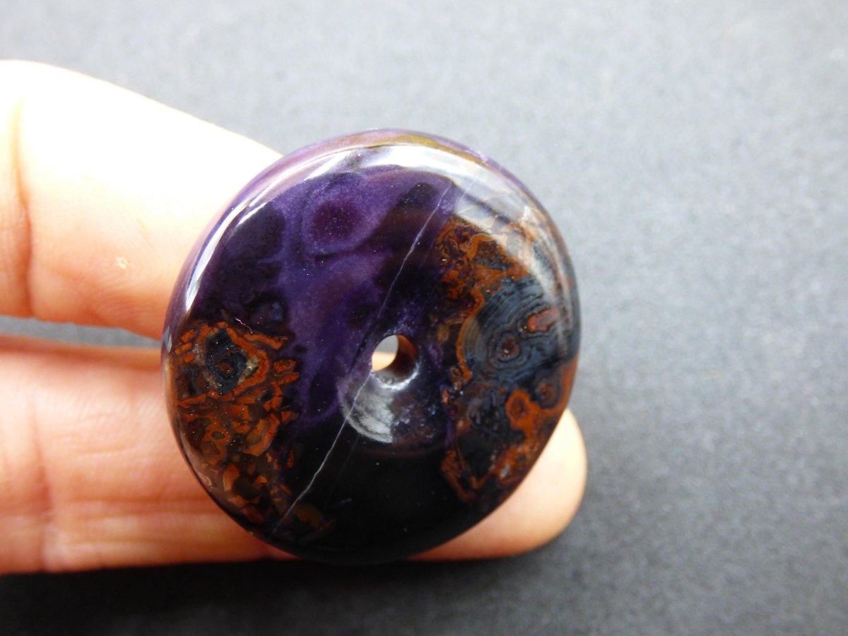 Sugilith & Richterit Bustamit Schutz Donut Edelstein Kristall Heilstein Rarität Selten Sammler Sugilit rot blau lila Anhänger rund Geschenk - Art of Nature Berlin