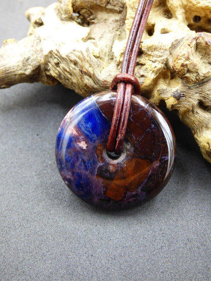 Sugilith & Richterit Bustamit Schutz Donut Edelstein Kristall Heilstein Rarität Selten Sammler Sugilit rot blau lila Anhänger rund Geschenk - Art of Nature Berlin