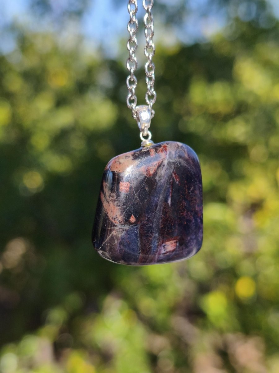 Sugilith Richterit Kette inkl. 925 Silberöse lila Edelstein Unikat Ethno Natur Heilstein Rarität Selten Flash Wow Sammler Investition Edel - Art of Nature Berlin
