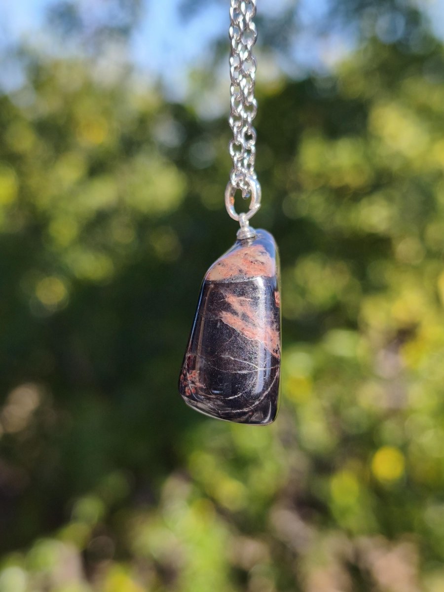 Sugilith Richterit Kette inkl. 925 Silberöse lila Edelstein Unikat Ethno Natur Heilstein Rarität Selten Flash Wow Sammler Investition Edel - Art of Nature Berlin