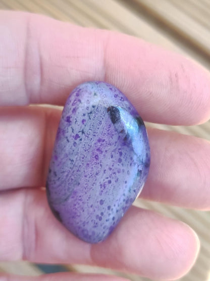 Sugilith - Sammler Deko Heilstein lila Handschmeichler Rarität Meditation Energie Edelstein Kristall Investition Wertanlage Natürlich Unikat - Art of Nature Berlin