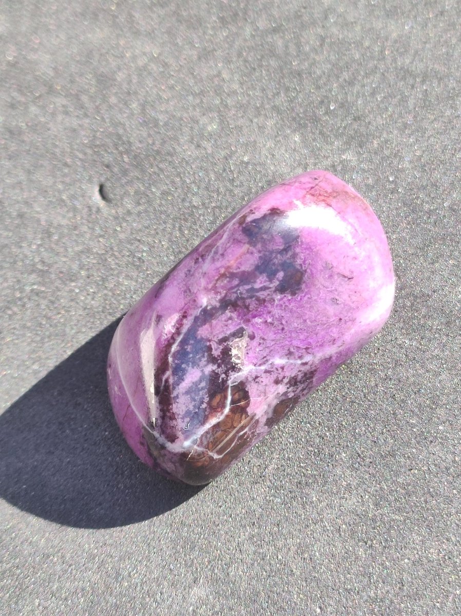 Sugilith - Sammler Deko Heilstein lila Handschmeichler Rarität Meditation Energie Edelstein Kristall Investition Wertanlage Natürlich Unikat - Art of Nature Berlin