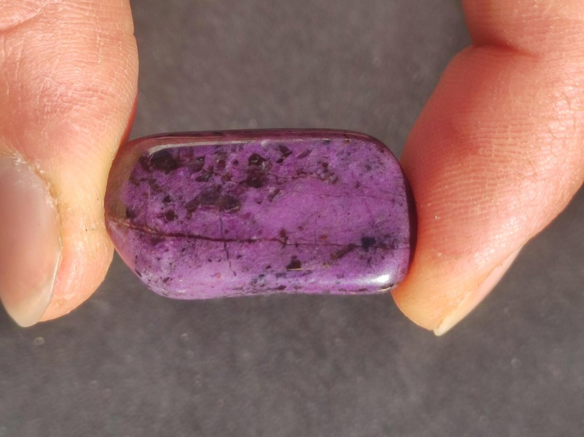 Sugilith - Sammler Deko Heilstein lila Handschmeichler Rarität Meditation Energie Edelstein Kristall Investition Wertanlage Natürlich Unikat - Art of Nature Berlin